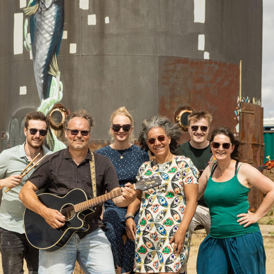 De Soprano's bandleden. Van voor naar achter Soesja, Natasha, Suzanne, Marco en Remy